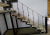 Фото Металлическая лестница межэтажная, входная. Перила с элементами художественного литья и ковки